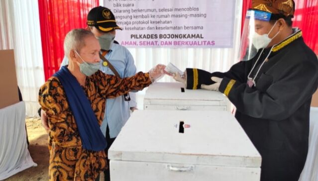Unik, Panitia Pilkades di Kabupaten Tangerang Ini Pakai Baju Adat