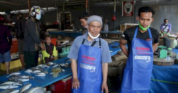 PT SJAM Bagikan Seribu Celemek ke Pedagang Pasar