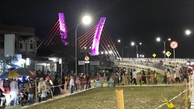 Akhir Pekan di Jembatan ‘Basit’, Masih Ramai Diserbu Warga