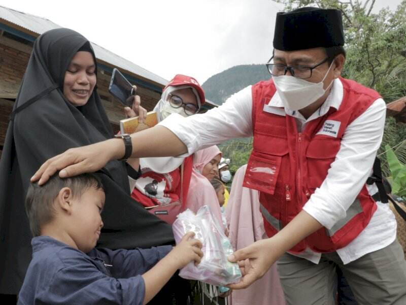 Wabup Suaib Mansur Serahkan Bantuan untuk Korban Banjir di Walmas