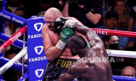 Wasit Dinilai Bantu Kemenangan Fury