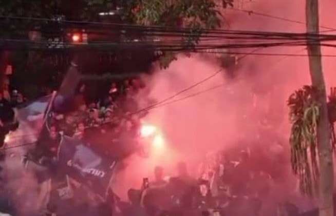 Ratusan Bobotoh Lakukan Aksi Bakar Ban dan Nyalakan Suar di Graha Persib