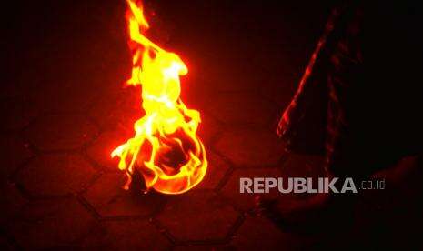 In Picture: Sepak Bola Api Ponpes Dudan Peringati Hari Santri