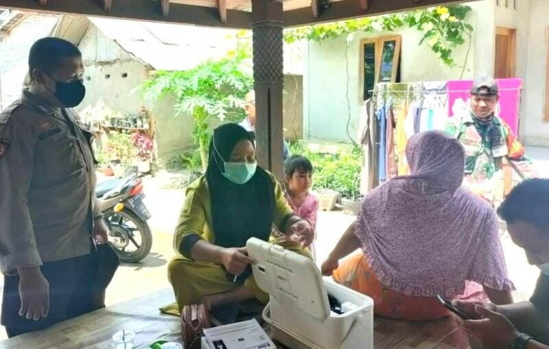 Tak Mau ke Lokasi Vaksinasi, Warga Lombok Tengah Divaksin di Rumah