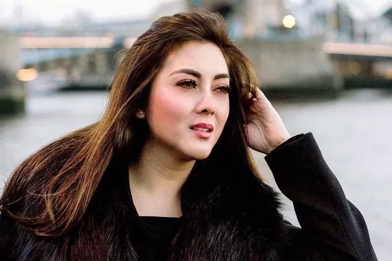 Jelang Cerai, Dhena Devanka Pamer Body Goals dalam Balutan Sport Bra Hitam