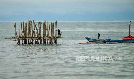 In Picture: Pembangunan Rambu Suar Perairan Muara Pantai Padang