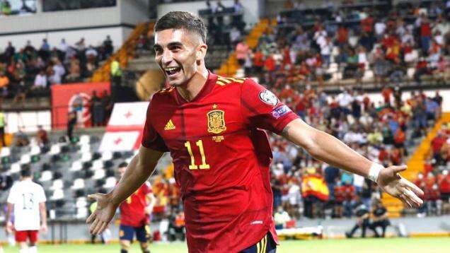Dikaitkan dengan Barcelona, Wonderkid Manchester City Cuma Bisa Tertawa