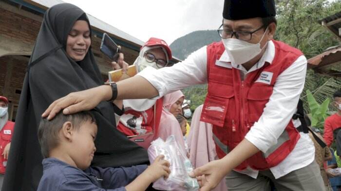 Wabup Luwu Utara Suaib Mansur Serahkan Bantuan untuk Korban Banjir di Luwu