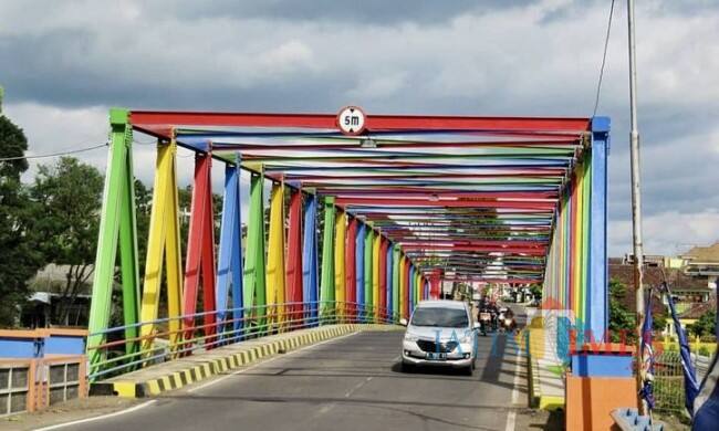 Pesona Warna Warni Jembatan Kali Lanang, Terpanjang di Kota Batu