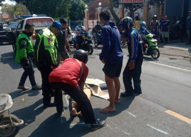 Diserempet Mobil, 1 Pengendara Motor Tewas di Jalan