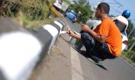 Pembatas Jalan 4,8 Km di Sentul Bogor Dibongkar Ulang