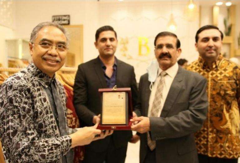 Dubes Adam Tugio Gelar Pameran Batik Di Mall Termewah Islamabad