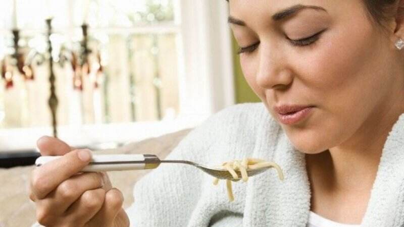 Satu Rumah Bisa Kena Penyakit Mematikan, Stop Kebiasaan Meniup Makanan Panas!