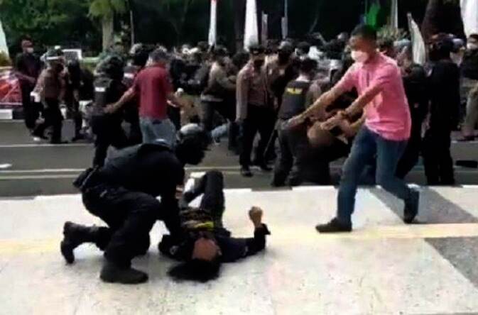 Polisi Banting Demonstran, Legislator PKS Desak Sanksi Tegas