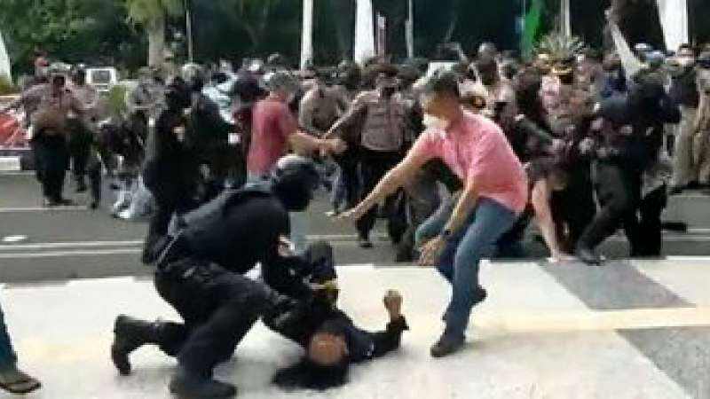 Sentil Polisi yang Banting Mahasiswa, Sekum Muhammadiyah: Kekerasan Bukan Selesaikan Masalah