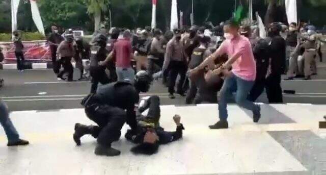 Polisi Banting Mahasiswa saat Demo, Ngakunya Hanya Refleks