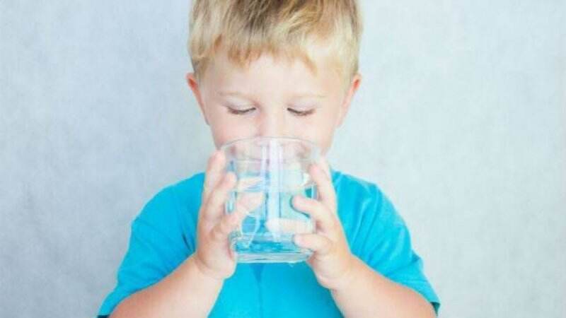 Jarang yang Tahu! Ini Sederet Manfaat Jika Anak Rajin Minum Air Putih, Efeknya Luar Biasa Moms