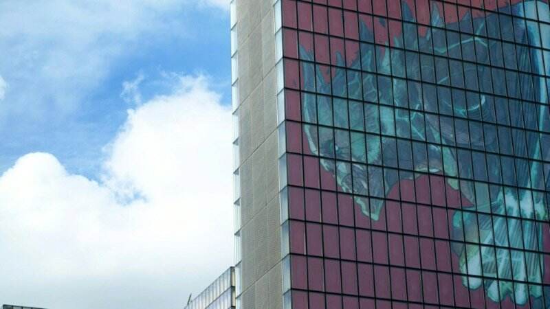 Mural Kaiju No. 8 Terbentang di Perpustakaan Nasional Prancis