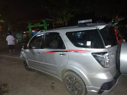 Parkir di Jalan, Mobil Rush Milik Penjual Nasi Goreng Kena Tabrak