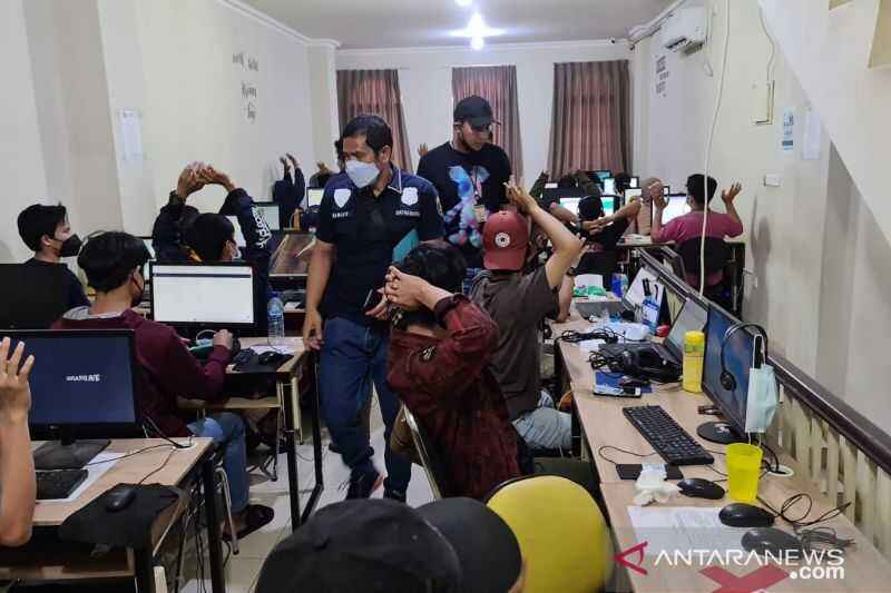 Kantor Sindikat Pinjaman "Online" Digerebek, Mengagetkan Ada Barang Ini yang Diamankan
