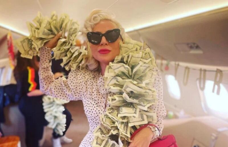 Potret Glamor Lady Gaga Pakai Syal dari Uang Dolar