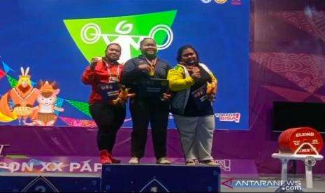 Lifter Fitria Martiningsih Rebut Emas Keenam untuk Jabar
