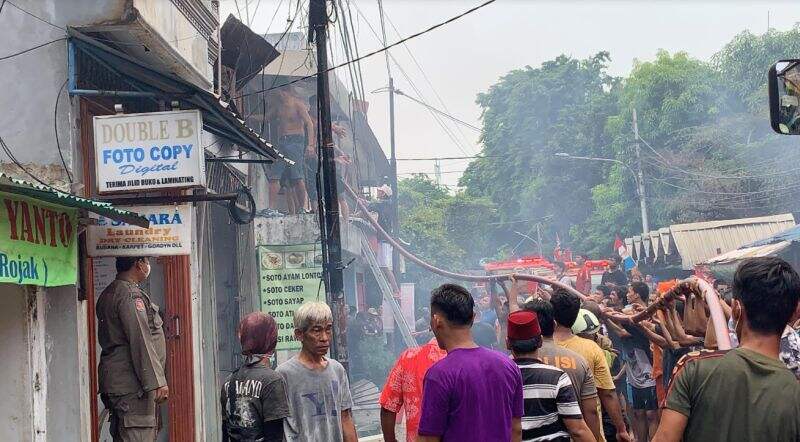 Kebakaran Rumah di Sawah Besar, Dua Korban Dilarikan ke Rumah Sakit