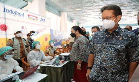 Vaksinasi Covid-19 Sumbar Rendah, Menkes: Saya Minta Tolong