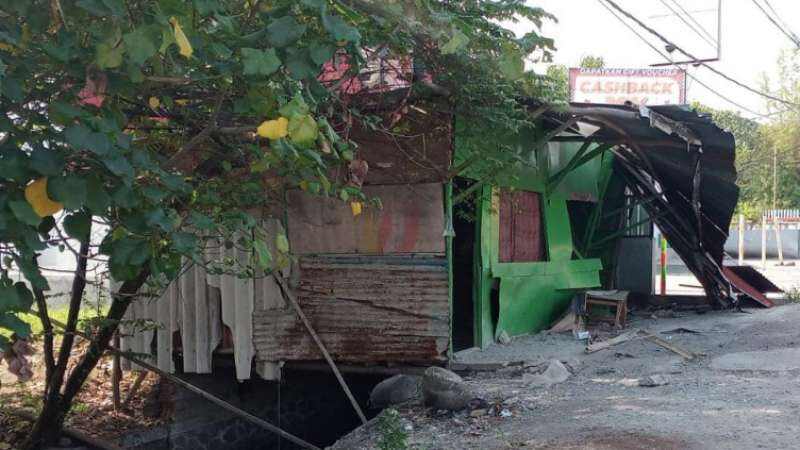 Diduga Sopir Mengantuk, Mobil Tabrak Warung dan Jembatan Lalu Nyemplung ke Saluran Air