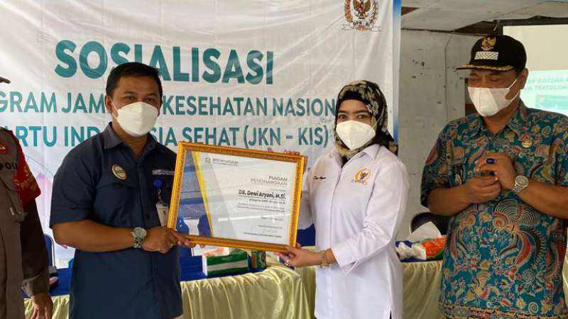 Curahkan Tenaga dan Pikiran Bantu Masyarakat, Dewi Aryani Dianugerahi Penghargaan dari BPJS