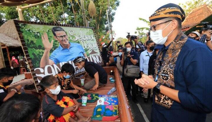 Bantu Ekonomi Desa, Sandiaga Uno Pesan Lukisan Mural