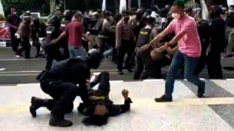 Akui Reflek, Brigadir NP Meminta Maaf Pada Mahasiswa yang Dibantingnya: Saya Siap Bertanggungjawab