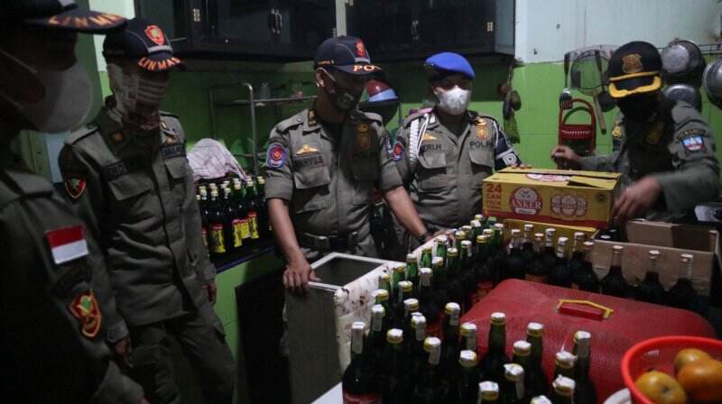 Razia Lapak Jamu di Cilegon, Petugas Amankan Puluhan Botol Miras