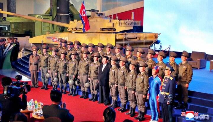 Sukses Bikin Kim Jong Un Senyum-senyum, Netizen Bilang Itu `Kapten Korea Utara`