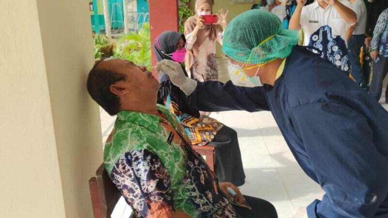 Awali PTM Terbatas, Warga SMAN 5 Banjarmasin Jalani Swab Antigen