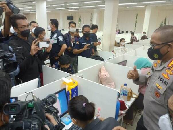 Setelah Jakpus, Polisi Gerebek Kantor Pinjol `Pencekik` Warga di Tangerang