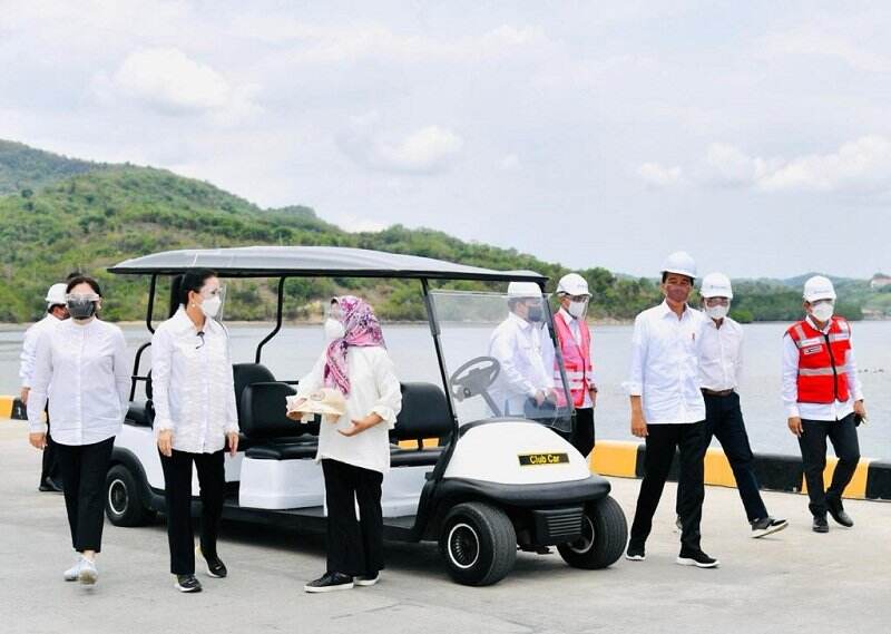Naik Golf Car, Presiden Jokowi Keliling Lihat Bongkar Muat Terminal Multipurpose Wae Kelambu