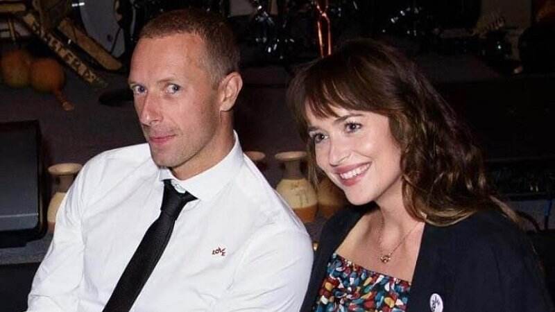 Romantis, Chris Martin Sebut Dakota Johnson `My Universe` di Konser Coldplay