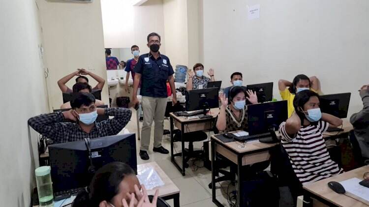 56 Orang Diamankan Saat Polisi Grebek Kantor Pinjol di Cengkareng