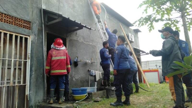 Heboh Kepulan Asap Tiba-tiba Keluar Dari Dalam Ruko di Kabupaten Serang