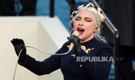 Bikin Heboh, Lady Gaga Pakai Syal dari Uang 100 Dolar AS