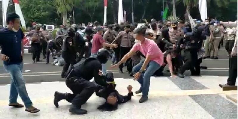Kabar Terbaru, Mahasiswa Korban Bantingan Polisi Muntah-muntah Dilarikan Ke Rumah Sakit