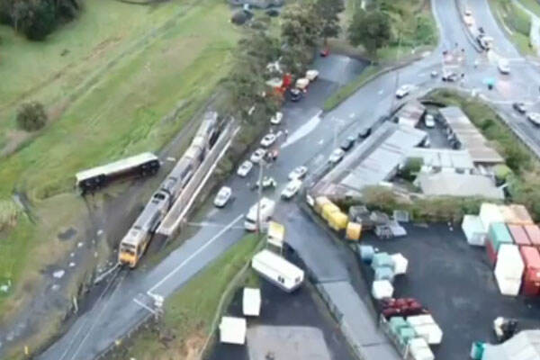 Mobil Curian Ditinggal di Tengah Rel, Kereta Penumpang Australia Tergelincir