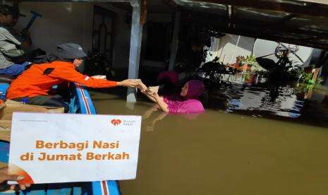Pakai Perahu, Rumah Zakat Antar Makanan untuk Korban Banjir