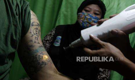 Puluhan Warga Binaan Lapas Karawang Ramai-ramai Hapus Tato
