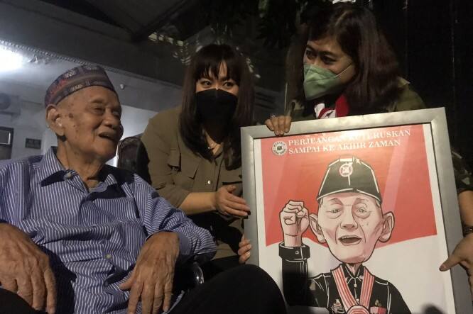 Pahlawan TRIP, Ismanu, Mendapat Kado Lukisan dari Srikandi Demokrat