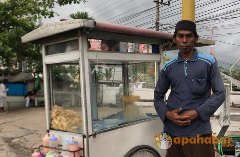 Teladan dari Muhammad Zuhri: Siang Jual Keripik, Malam Guru Ngaji di Banjarmasin