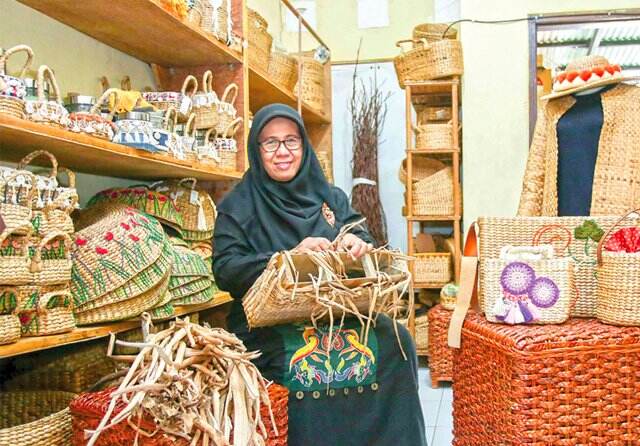 Wiwit Manfaati, Upaya Bertahan Mengolah Enceng Gondok