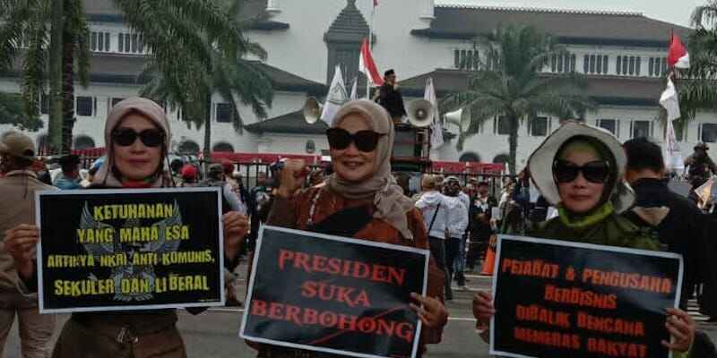 Poster “Presiden Suka Berbohong” hingga “TKA China di Sayang” Muncul Saat Peringatan Hari Pahlawan di Gedung Sate