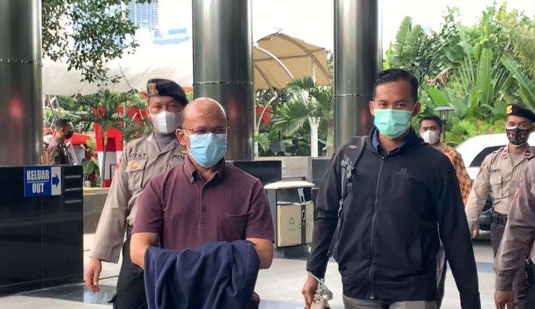 Tiba Di Gedung KPK, Tersangka Baru Kasus Suap Pajak Pake Jurus Mingkem